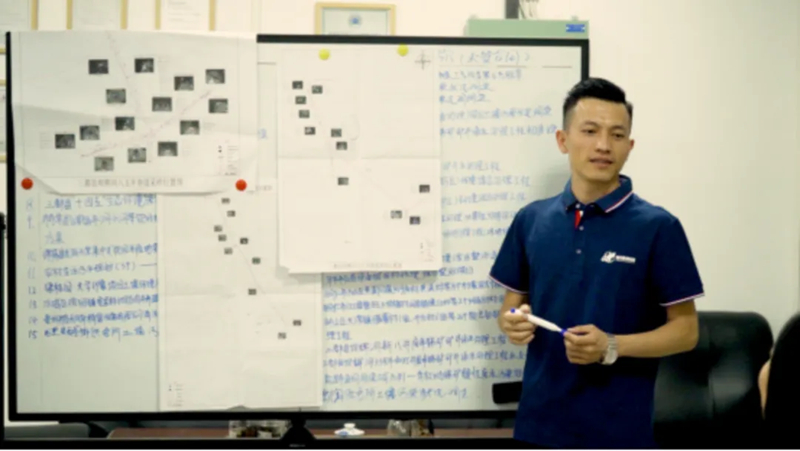 涂汉在环保企业研讨技术方案。贵州大学供图
