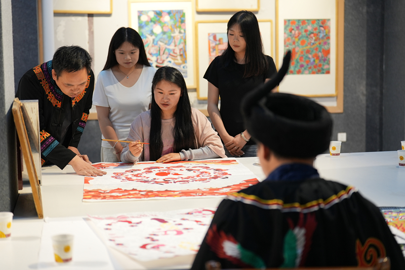 3创作老师正指导学员。