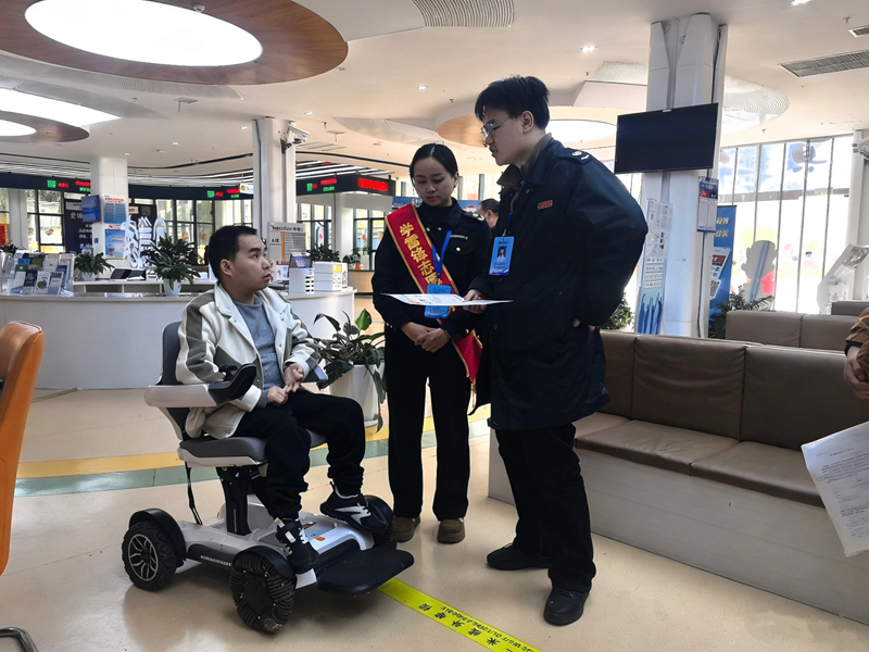 县市场监管局帮助行动不便群众办事。