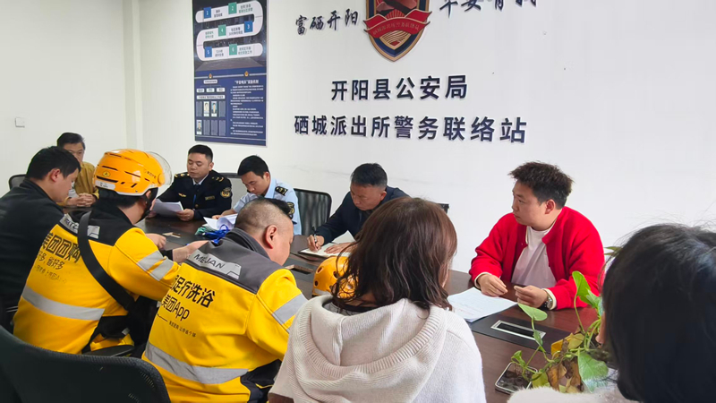 外卖员担任“移动监督员”。