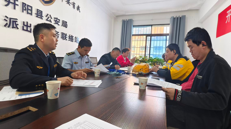外卖员担任“移动监督员”。