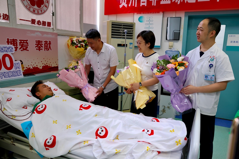 2 图为贵州省第一例，遵义市第一例、第十三例志愿者前来看望。.jpg
