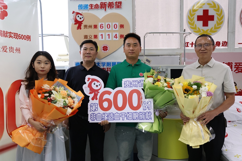 5 图为志愿者与绥阳红十字会工作人员合照。.jpg
