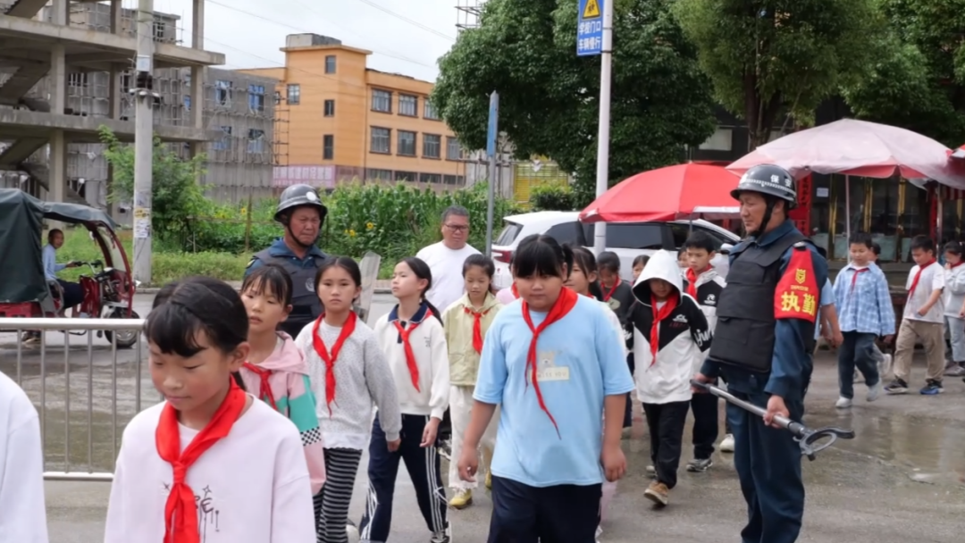 西秀区多措并举守护学生出行安全。