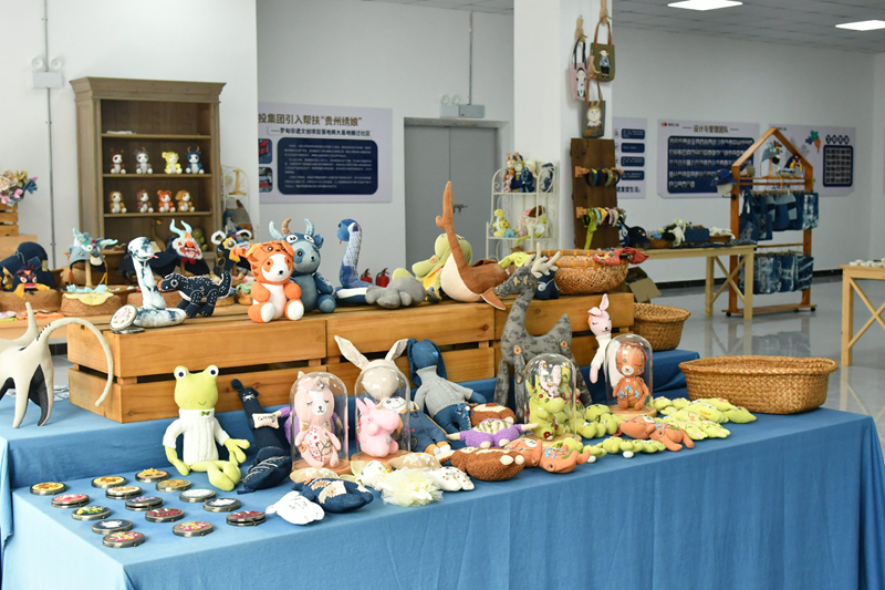 工坊一楼展销厅文创成品。