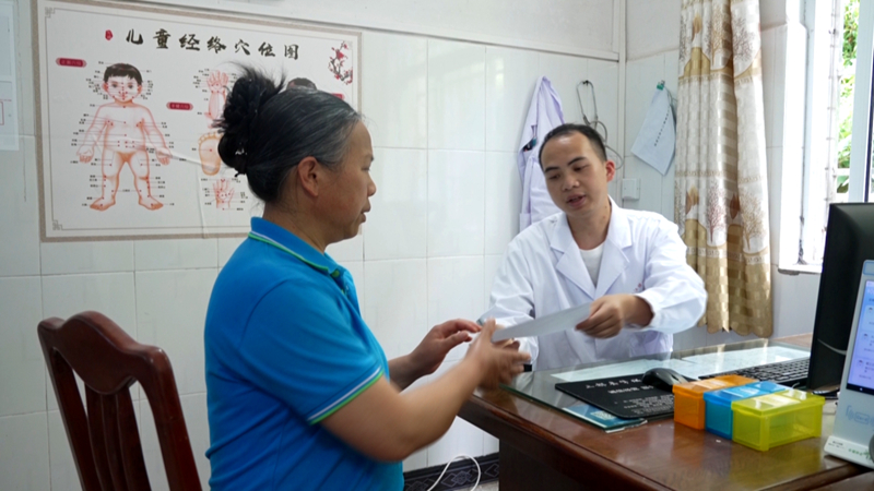 群众在三都县人民（医共体）都江分院开具处方。