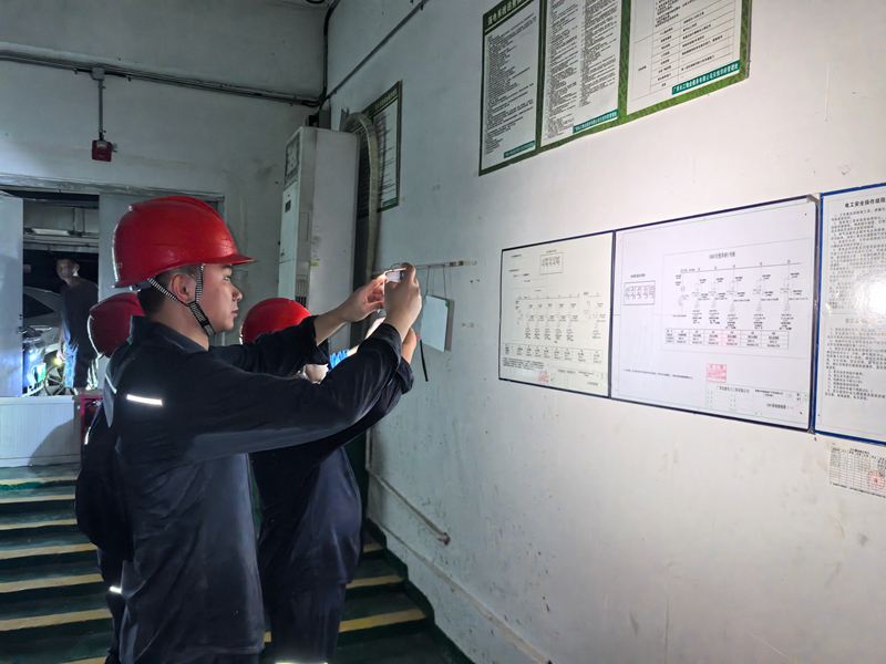 1、遵義供電局搶修隊員在貴港市歐景藍灣小區配電房檢查配電設備，了解受水淹沒設備電氣接線圖，制定搶修方案。閻鴻波攝