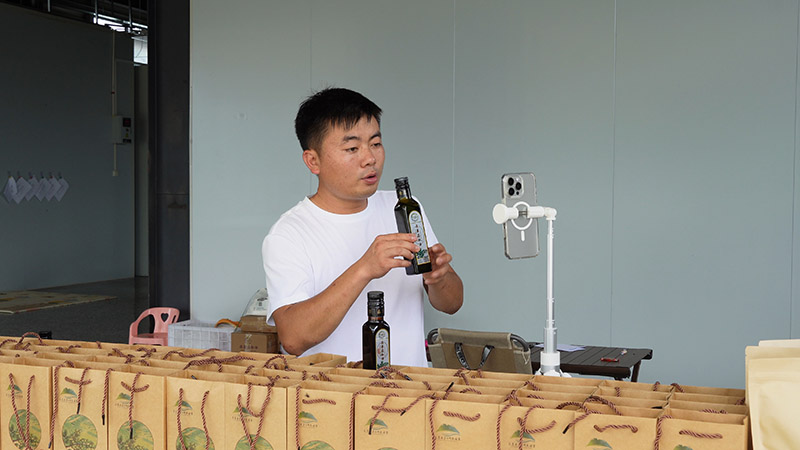 通过直播带货方式开拓销售花椒市场。黄欣宇摄