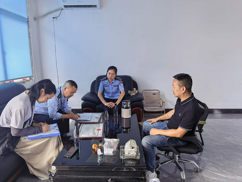 图2为：工作人员在企业开展清理整顿人力资源市场秩序专项检查。