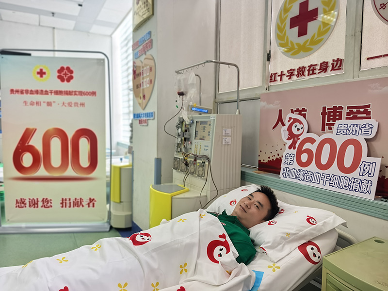 周先生正在採集造血干細胞。