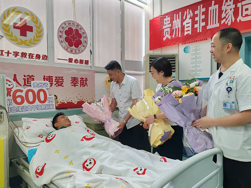 既往捐獻者看望周先生，為其加油打氣。