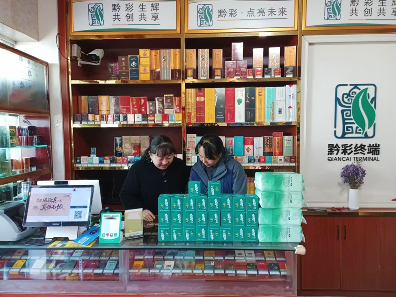2.客戶經理正在和孫娟確認物料清單.jpg