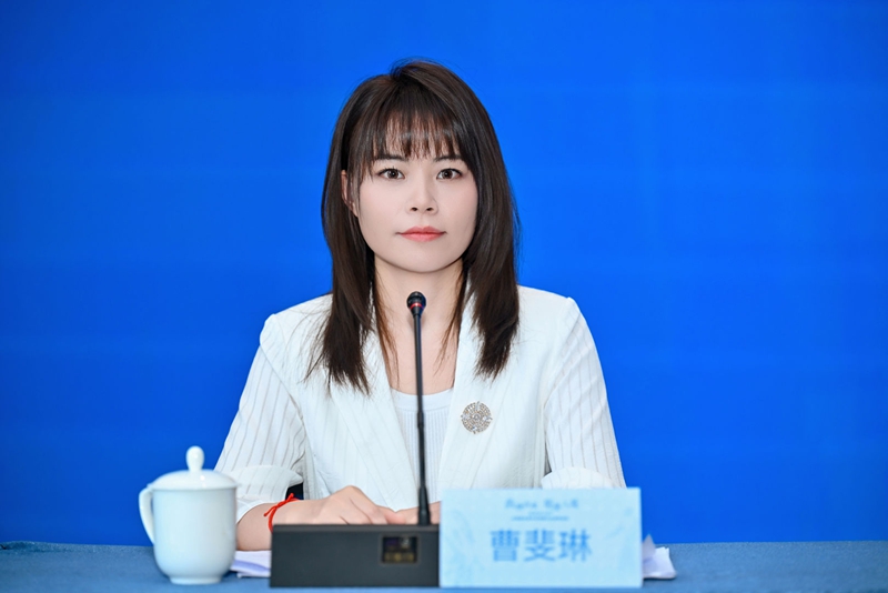 2中共黔南州委宣传部副部长、州政府新闻办主任曹斐琳主持新闻发布会.jpg
