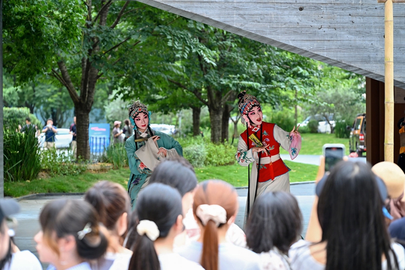 6推介会活动准备现场.jpg