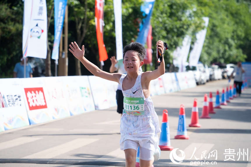 2026年“西冲玉带杯”大众欢乐跑热力开赛。人民网 阳茜摄