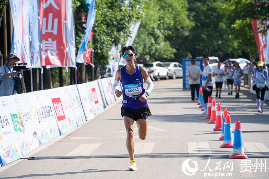 2026年“西冲玉带杯”大众欢乐跑热力开赛。人民网 阳茜摄