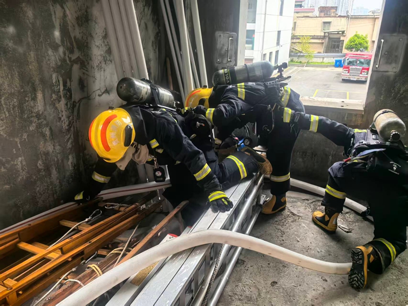1、贵阳市白云区同心路消防救援站开展黑暗环境训练。   张诗林摄.jpg