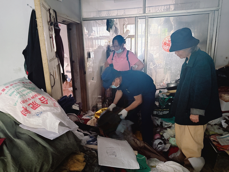 2、贵阳市白云区同心路消防救援站消防员帮助独居老人清理家中堆积的废品 。 张诗林摄.jpg
