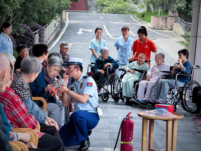 5、贵阳市白云区同心路消防救援站党支部党员为辖区老人普及消防安全知识 。   张诗林摄.jpg