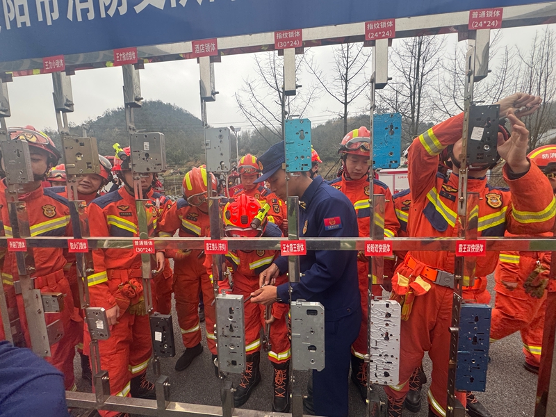 6、贵阳市白云区同心路消防救援站党支部党员向全市消防救援队伍开展破拆训练装置教学。   张诗林摄.jpg