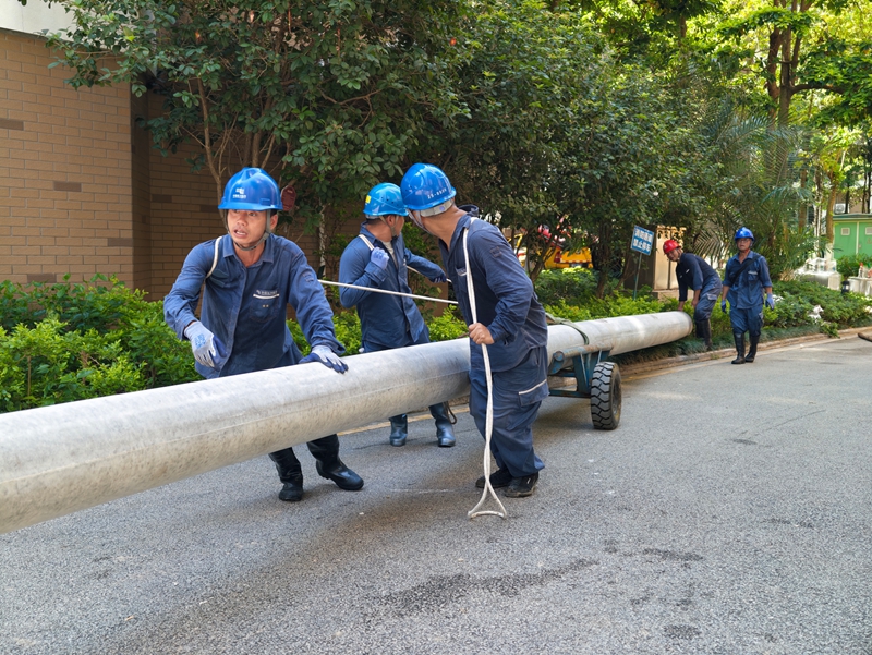 2、人工運送電杆進小區。.jpg