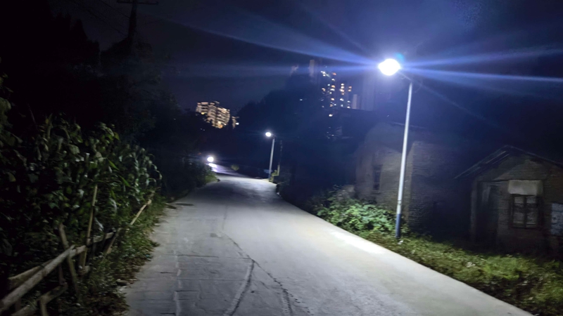 3 图为装好路灯的进城路