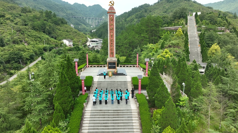实践团在青杠坡烈士陵园开展纪念活动