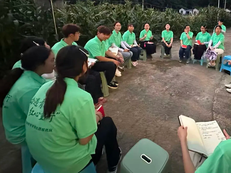 贵阳幼高专学早系“三下乡”社会实践队出征修文县石林村。