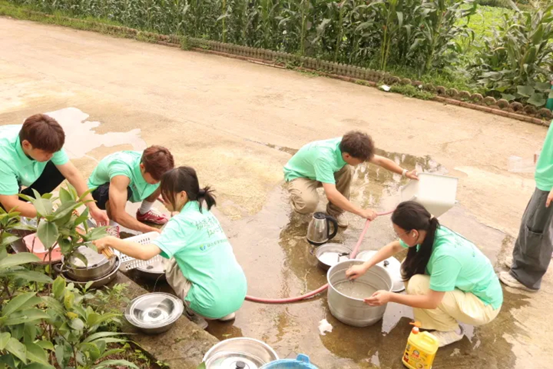 贵阳幼高专学早系“三下乡”社会实践队出征修文县石林村。