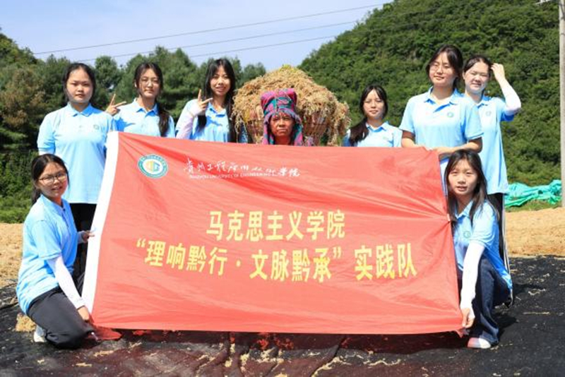 图为队员与村民合影。李磊摄