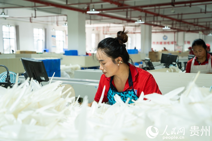 羽毛球生产车间。人民网 阳茜摄