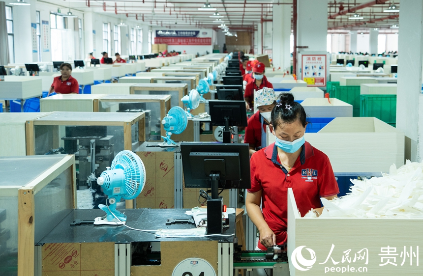 羽毛球生产车间。人民网 阳茜摄