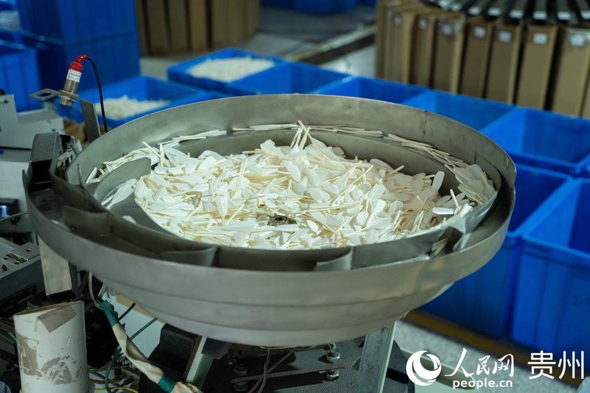 羽毛球生产车间。人民网 阳茜摄