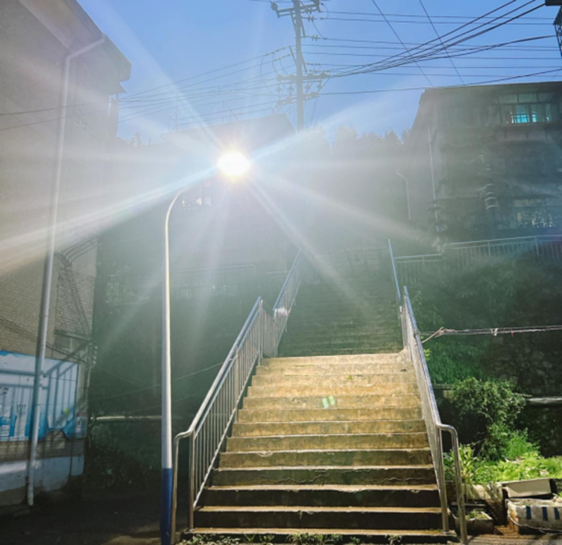 路灯亮了,极大地方便群众出行。