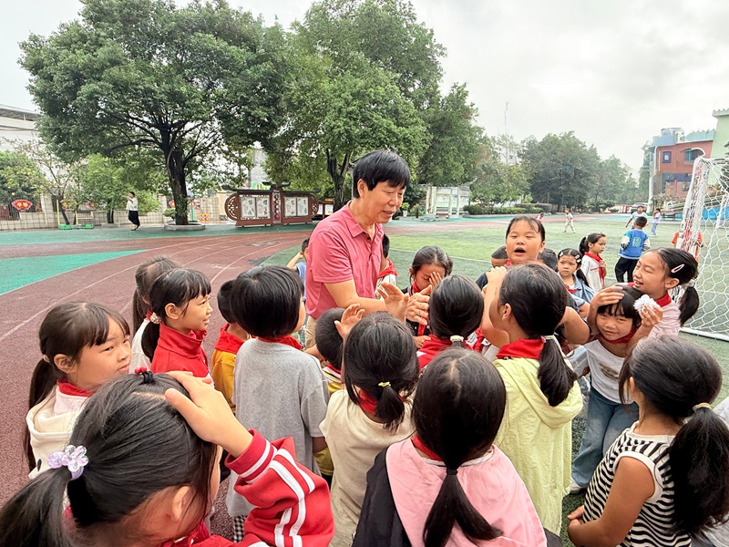 瑶庆小学同学们依依不舍。