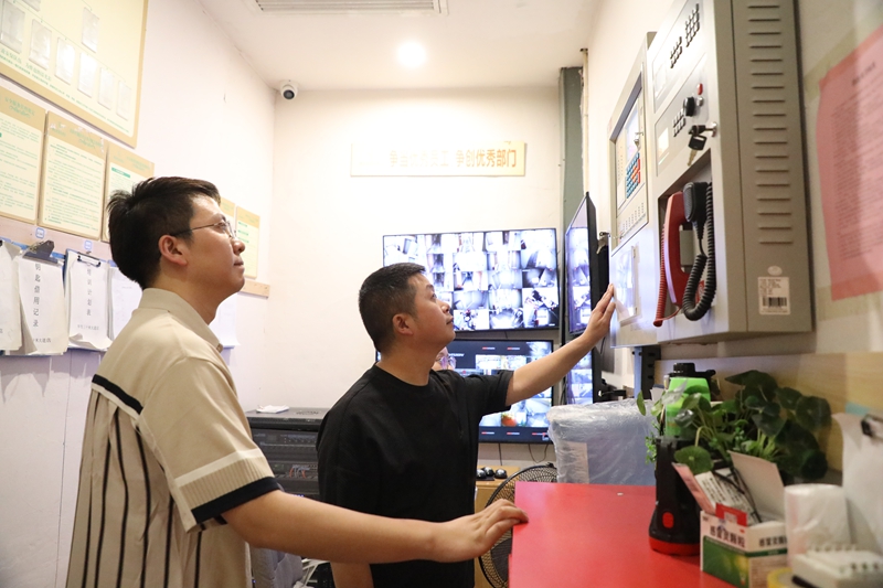 七星关区商务局干部对酒店进行走访 了解经营情况 邱梦如 摄2.JPG