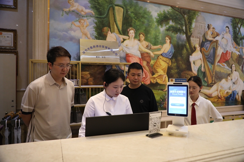 七星关区商务局干部对酒店进行走访 了解经营情况 邱梦如 摄 (2).JPG