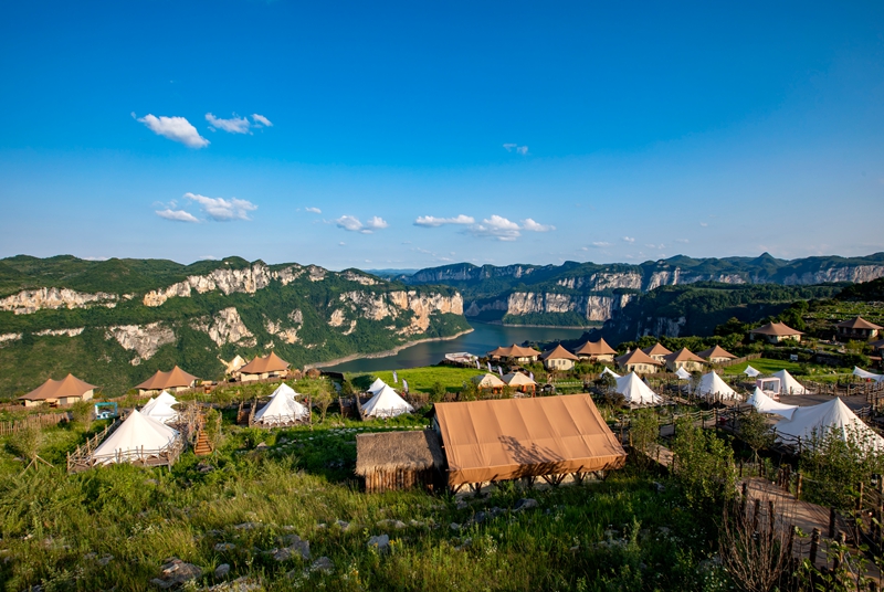 黔西市新仁乡“花都里·化屋野奢度假营地”。
