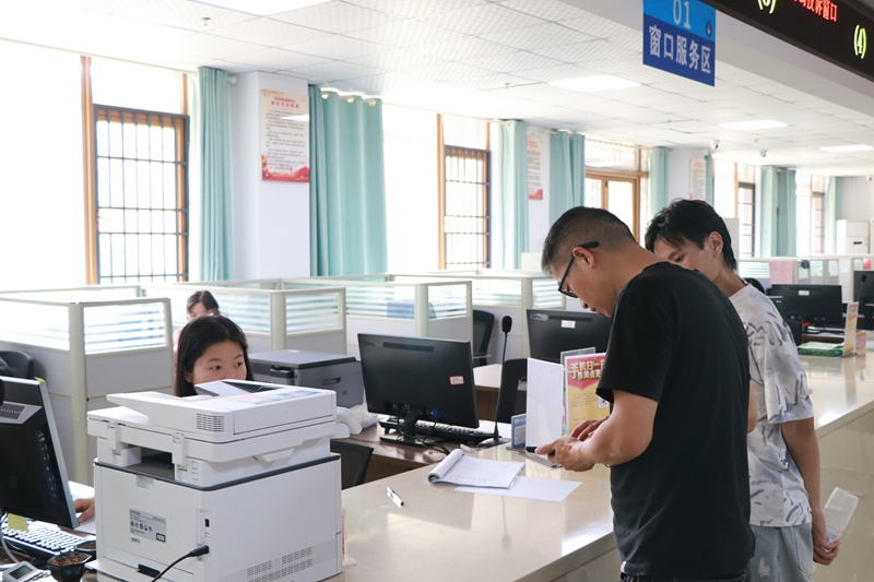 甘河街道黨務政務服務中心 群眾正在辦事 馬均浩 攝.JPG