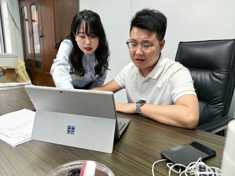 2、工作人员来到钓鱼台酒业包装储酒建设项目施工现场开展竣工验收及规划许可办理节点走访指导。.jpg