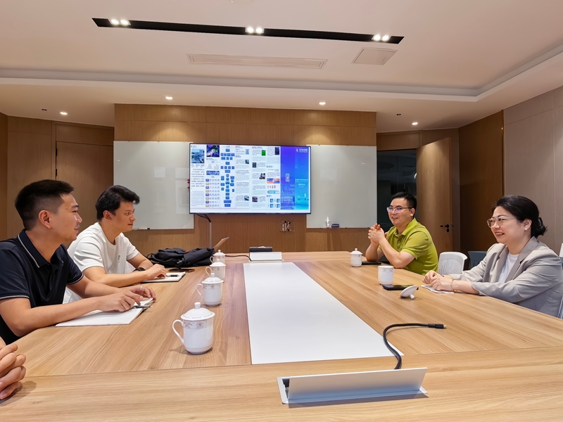 5、外贸服务中心工作人员入酒企宣传讲解酱酒相关出口政策。.jpg