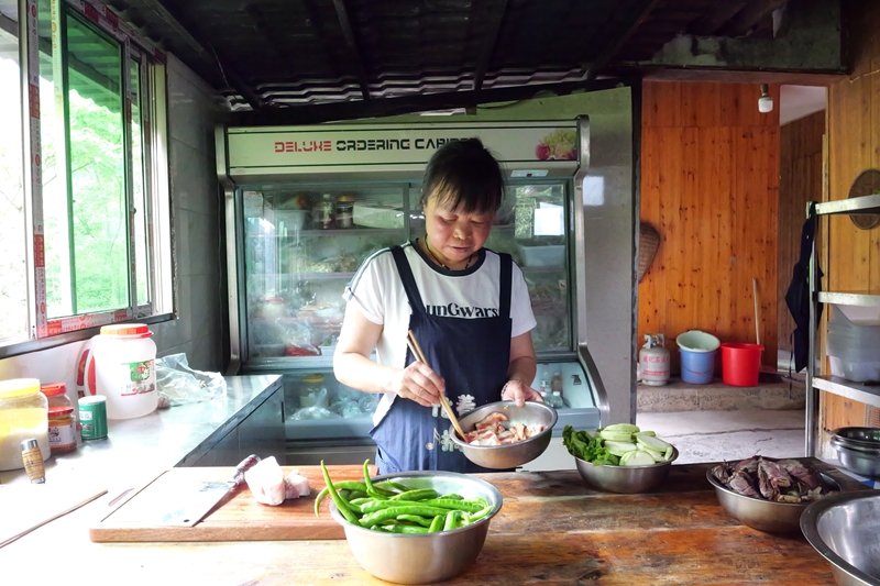 民宿老板正在筹备烧烤食材。