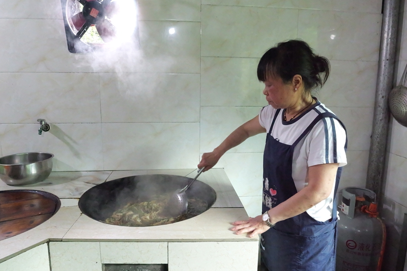 民宿老板正在做农家饭。