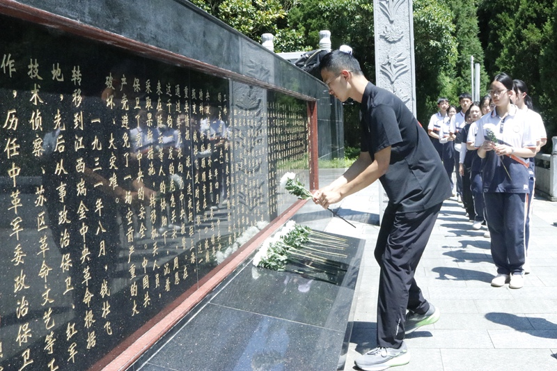 2.实践团在钱壮飞烈士纪念碑前敬献菊花