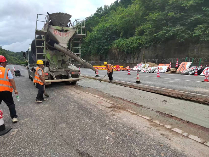 3、搶修人員對路面進行攤鋪作業。.jpg
