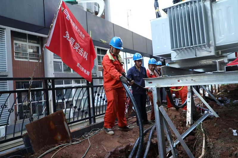 1、7月13日，南方電網都勻供電局搶修隊伍對貴港市龍鳳嘉苑小區下改上新建台區展放高壓電纜。王露    攝.jpg