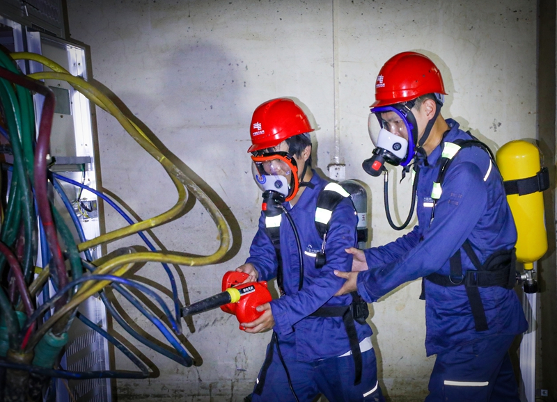3、7月13日，南方電網貴州都勻供電局黨員突擊隊佩戴防毒面具、穿戴全套防護裝備進入廣西貴港世紀花園南區地下室配電房開展排險清洗烘干工作，加速推進小區全面由電網供電。王露 攝.jpg