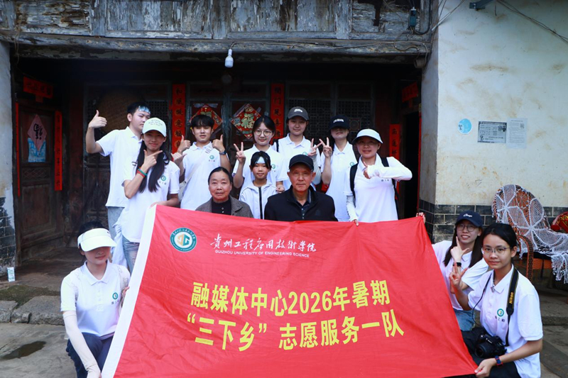 队员们与高启文合影。