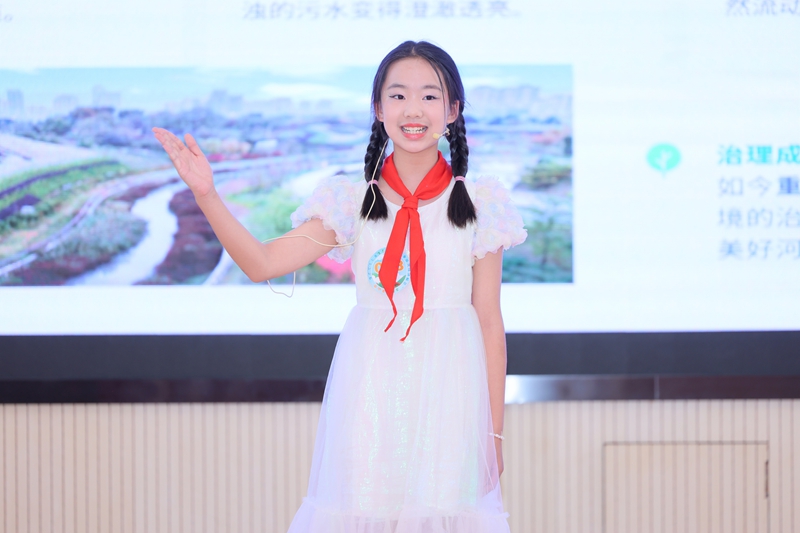 2 、选手们依次登台比赛。