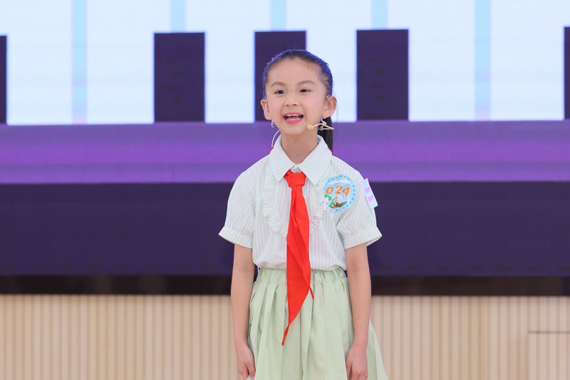 3、 选手们依次登台比赛。